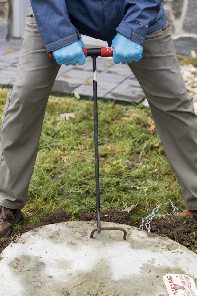 Inspector lifting cover with T-handle tool